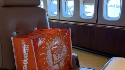 Donald Trump Teksas'ta Hamburger Siparişi Verdi