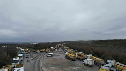 Arnavutköy'de Hafriyat Kamyonu Kuyruğu