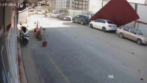 Hatay'da Fırtına, Araçların Üzerine Çatı Uçurdu