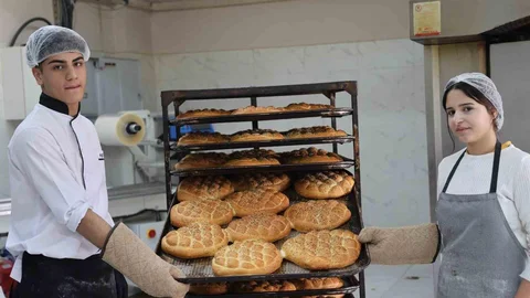 Diyarbakır'da İhtiyaç Sahiplerine Pide Dağıtımı