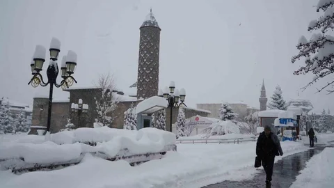 Erzurum'da Soğuk Hava Etkili Oldu