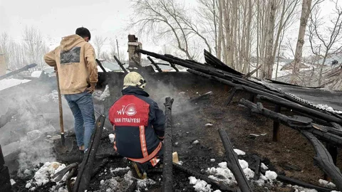 Van’da Çatı Yangını Kontrol Altına Alındı