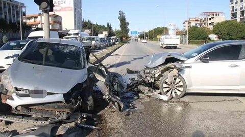 Serik'te İki Araç Çarpıştı