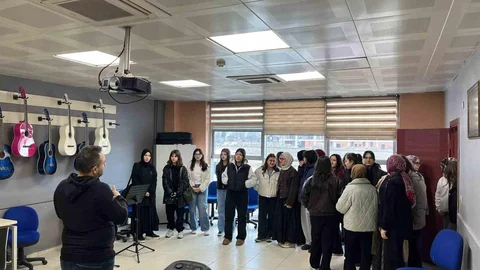 Düzce'de Lise Öğrencileri Gençlik Merkezinde Vakit Geçirdi