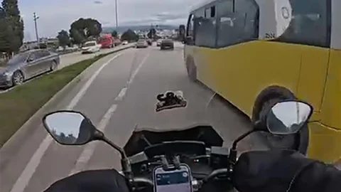 Bursa'da Otobüs Motosikletliye Çarpmaktan Son Anda Kurtuldu