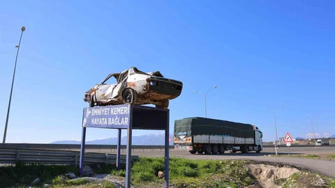 Kahramanmaraş'ta Trafik Bilinci İçin Kazalı Araçlar Sergileniyor