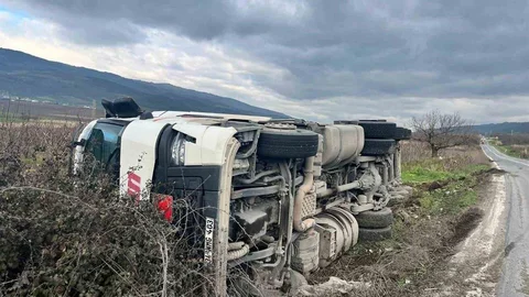 Bilecik'te Tır Devrildi