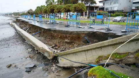 Samsun'da Dev Dalgalar Sahili Vurdu