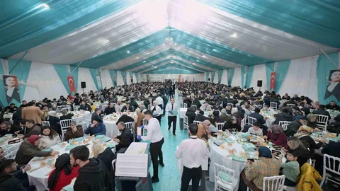 Mustafa Varank Esenyurt'ta İftar Yemeği Verdi