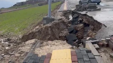 Silvan'da Yol ve Kaldırım Çöktü