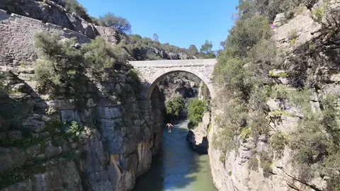 Antalya'da Tarihi Köprüden Atlama Olayı