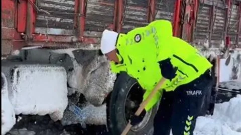 Ardahan'da Karda Mahsur Kalanlara Yardım