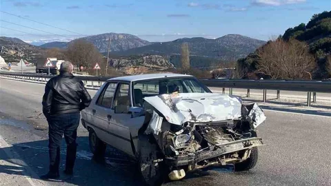 Burdur'da Tır ve Otomobil Çarpışması