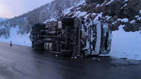 Uludere'de Trafik Kazası: 2 Yaralı