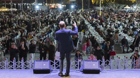 Mersin'de Birlik ve Kardeşlik İftarı: Vahap Seçer Binlerce Vatandaşla Özgecan Aslan Meydanı'nda Oruç Açtı
