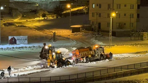 Bayburt'ta Tuzlama Aracı Kara Saplandı