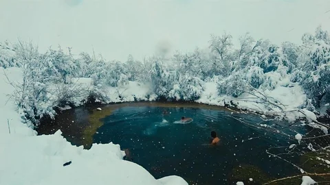 Üç Arkadaş Kar Yağışında Gölette Yüzdü