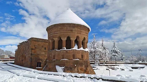 Ahlat’ta Tarihi Güzellikler Karla Kaplandı