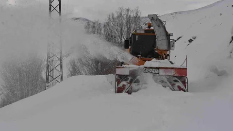 Bitlis’te Kış Şartlarına Rağmen Yol Açma Çalışmaları
