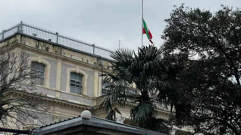 İstanbul'da İran Bayrağı Yarıya İndirildi