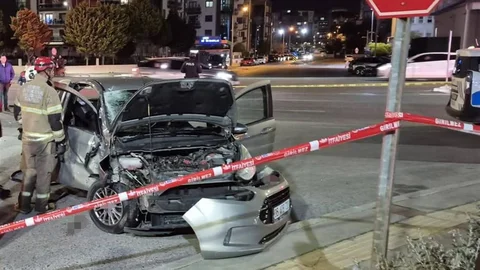 İzmir'de Motosiklet ve Otomobil Çarpıştı