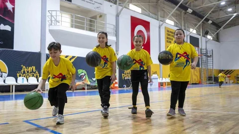 Mersin'deki Dördüzler Basketbol Kursunda Buluştu