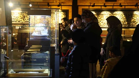 Konya'da Mukaddes Emanetler Sergisi İlgi Görüyor