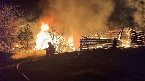 Karabük'te İki Katlı Ev Yanarak Küle Döndü