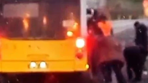 Arnavutköy’de İETT Otobüsü Vatandaşlar Tarafından İtildi