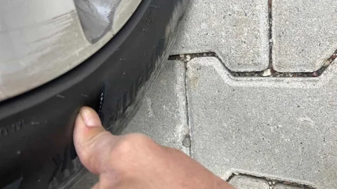 Adıyaman'da Park Halindeki Aracın Lastikleri Kesildi