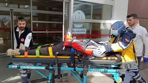 Otomobil Reklam Direğine Çarptı: 3 Yaralı