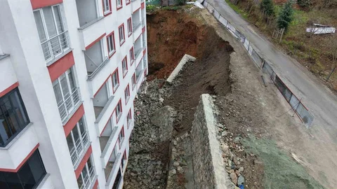 Trabzon'da İstinat Duvarı Çöktü