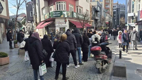 Eskişehir'de Metrelerce Kuyruk Oluşturdular