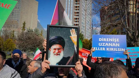 İran Büyükelçiliği'nde Bayraklar Yarıya İndi