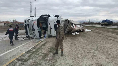Konya'da Tır Devrildi, 1 Kişi Yaralandı