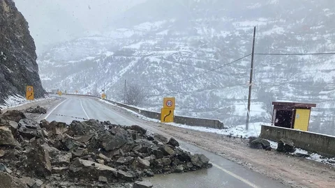 Gümüşhane'de Heyelan Yol Kapattı