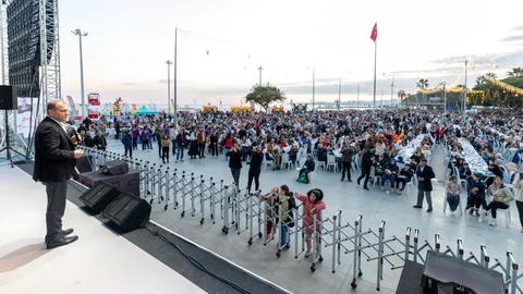 Orta Doğu'ya Barış Temennisiyle: Başkan Seçer, Mersinlilerle Aynı Sofrada Oruç Açtı