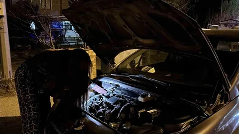 Burdur'da Arızalanan Araca Genç Kadın Usta Yardım Etti