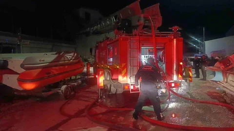 Antalya'da Tekne İmalathanesinde Yangın Çıktı