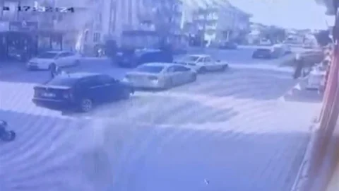 Motosiklet ve otomobil çarpıştı, 3 yaralı var