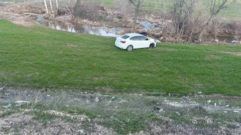 Adıyaman'da Tarlaya Yuvarlanan Otomobil