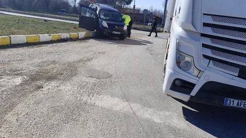 Isparta'da Tır ve Otomobil Çarpışması