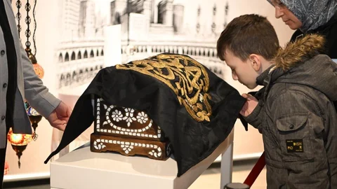 Kartepe’de Sakal-ı Şerif ve Kabe Örtüsü Sergilendi