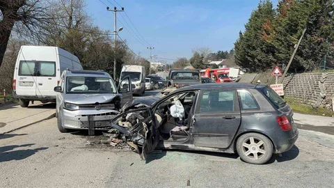 Arnavutköy'de İki Araç Çarpıştı