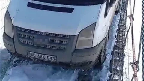 Kars'ta Minibüs Asma Köprüde Mahsur Kaldı