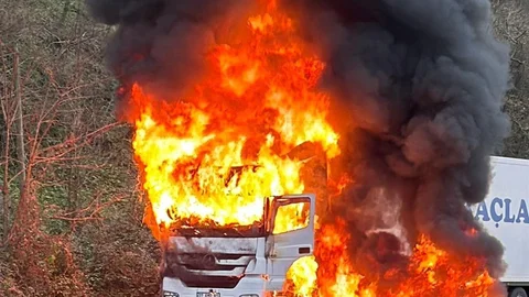 Rize'de Arızalanan Tır Yandı