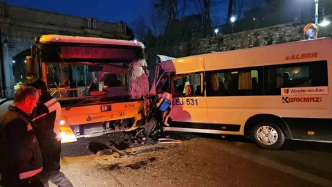 Beşiktaş'ta Minibüs ve Otobüs Çarpışması