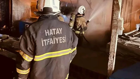 Alevlere Kapılan Baraka İş Yeri Kullanılamaz Hale Geldi