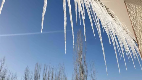 Başkale'de Kar Yağışı ve Soğuk Hava Etkili