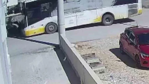 Karaman'da Otobüs ve Motokurye Çarpıştı